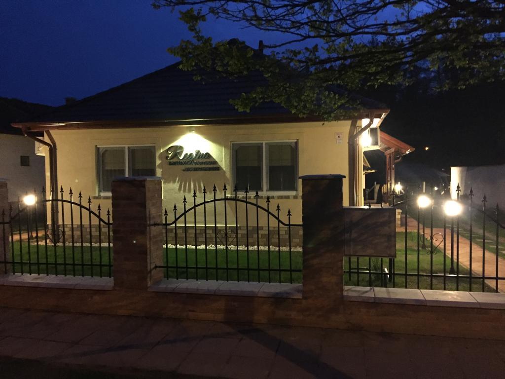 Regina Delux Apartman Дьюла Экстерьер фото